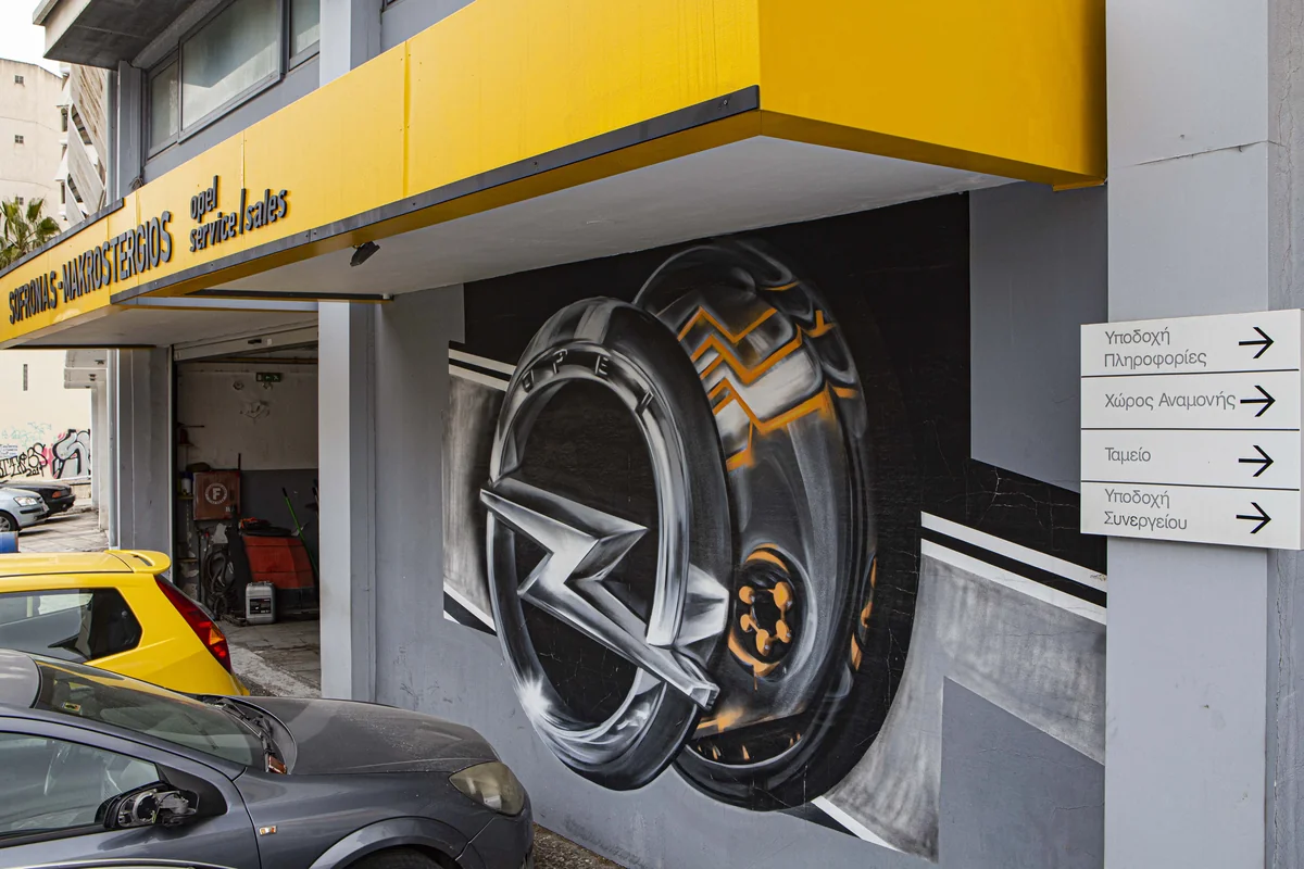 Workshop entrance with the Opel wheel mural
